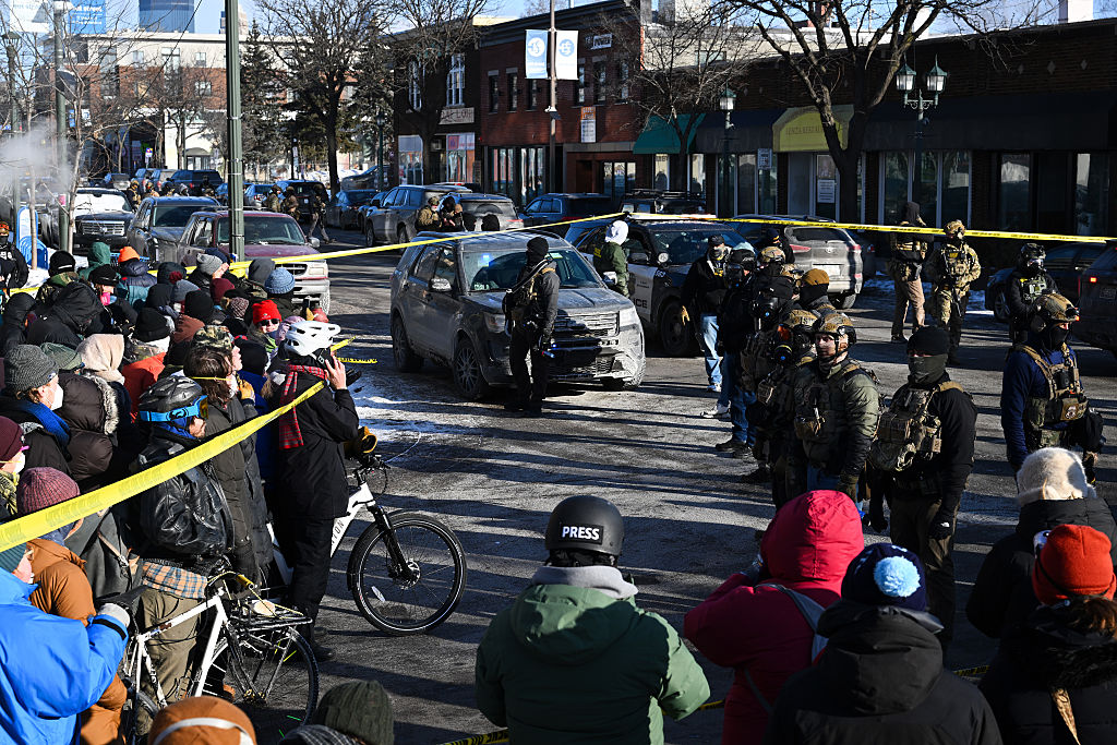 MINNEAPOLIS, MINNESOTA - JANUARY 24: Crowds of onlookers gather after federal agents allegedly shot a protestor amid a scuffle to arrest him on January 24, 2026 in Minneapolis, Minnesota. The Trump administration has sent a reported 3,000 federal agents into the area, with more on the way, as they make a push to arrest undocumented immigrants in the region. (Photo by Brandon Bell/Getty Images)